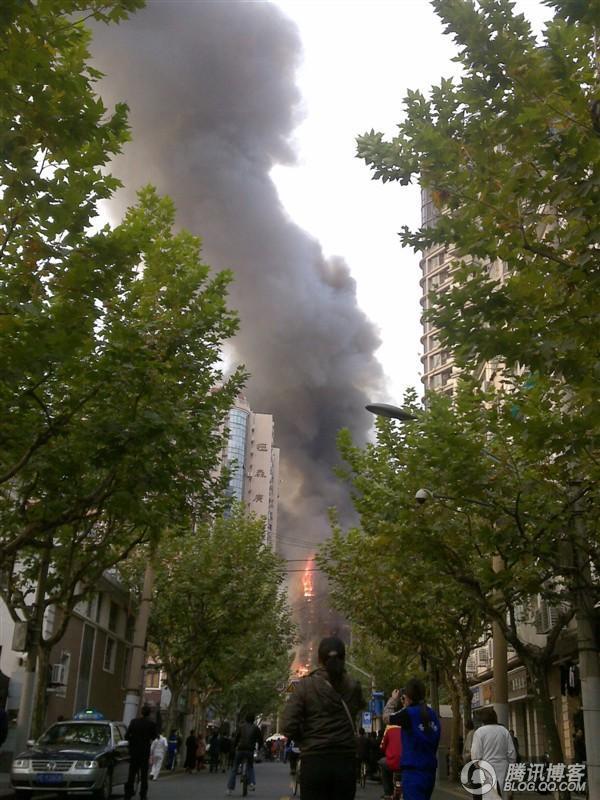 网友实拍上海静安区大火消防救援现场(组图)