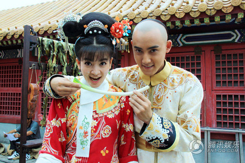 新《还珠格格》热拍 小燕子五阿哥上演大葱战