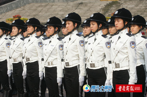 重庆女子交巡警换冬装啦 大衣前后都有爆闪灯