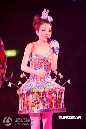 组图:容祖儿上演透视诱惑 与男舞蹈员劲歌热舞