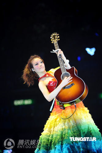 组图:容祖儿上演透视诱惑 与男舞蹈员劲歌热舞