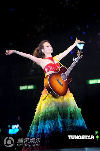 组图:容祖儿上演透视诱惑 与男舞蹈员劲歌热舞