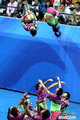 高清：亚运会羽球赛 啦啦队上演“空中飞人”