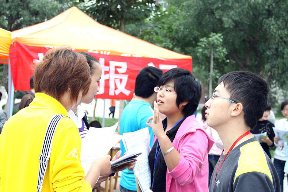 大学生摄影赛:中国大学生社团招新图片