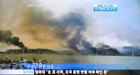 组图：韩延坪岛遭朝鲜炮弹袭击 村庄瞬间起火