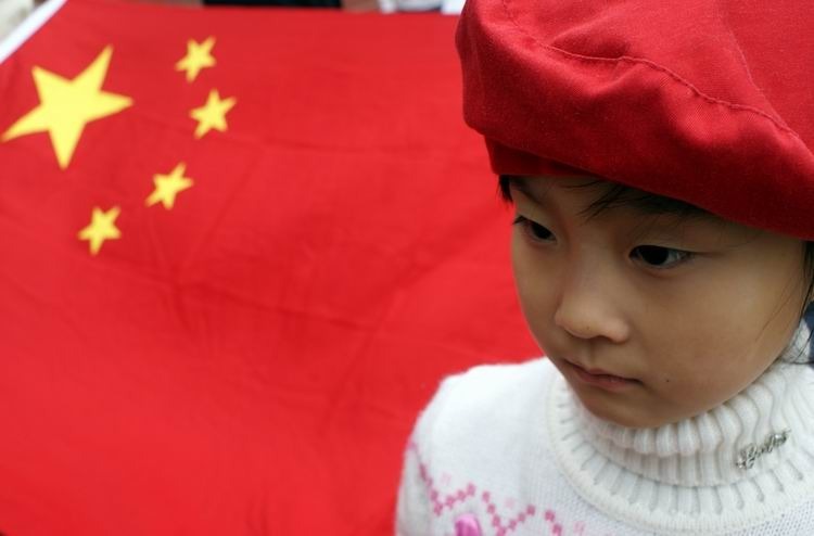 2010年11月20日,江苏苏州,运动会上的小朋友国旗手.