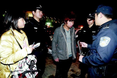 民警西安火车站巡逻当场 拿住 16岁带刀少年