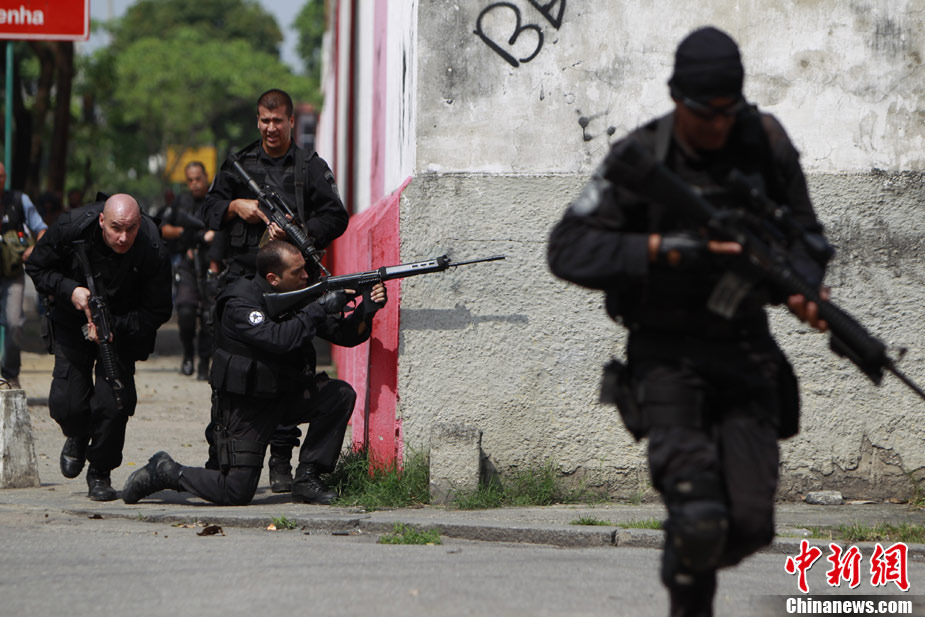 组图:巴西里约热内卢警匪街头发生枪战_新闻图