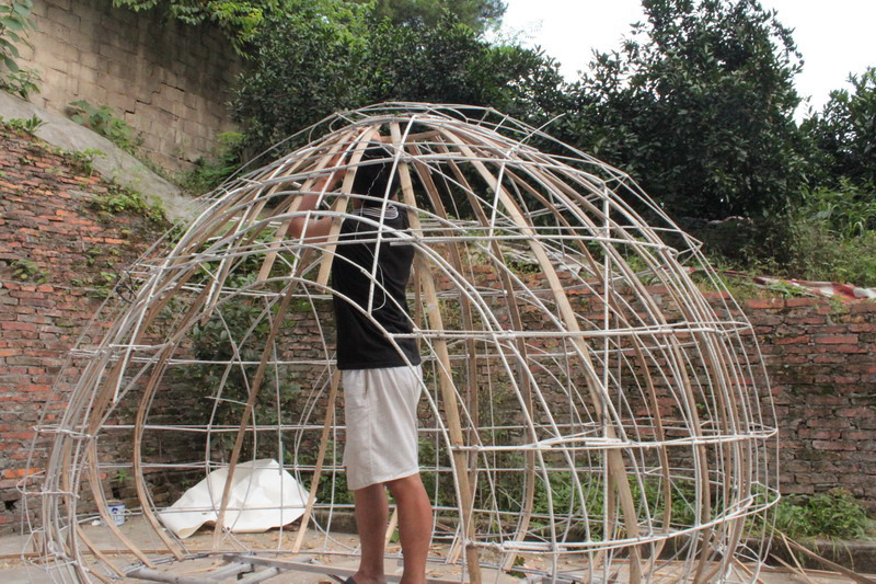 组图:一北漂男子自建蛋形蜗居 造型曝光