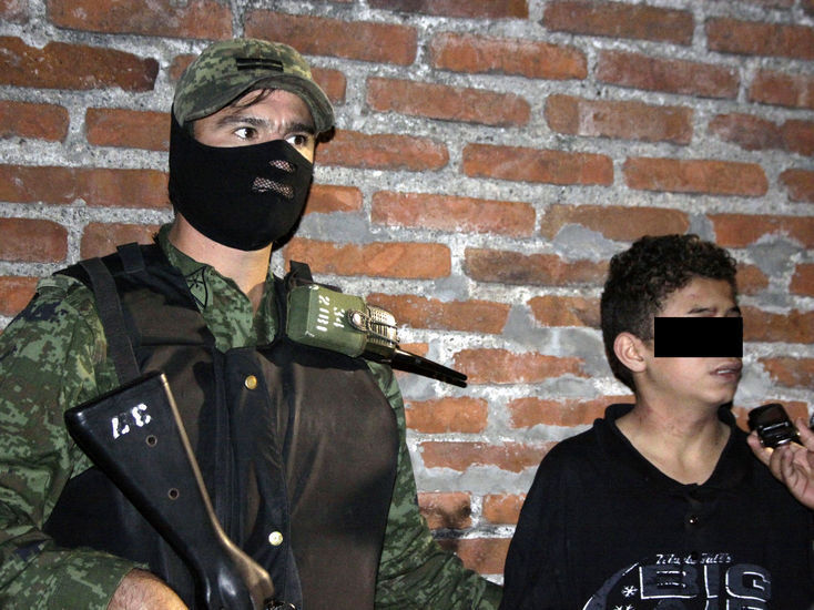 组图:墨西哥警方逮捕14岁黑帮杀手_新闻图库
