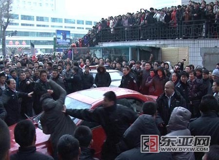着警服男子撞人后暴打伤者遭数千民众砸车(图)