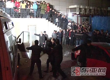 着警服男子撞人后暴打伤者遭数千民众砸车(图)