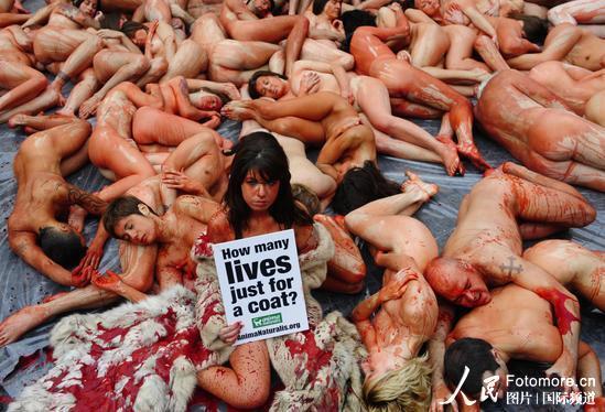 高清組圖︰西班牙動物保護主義者裸體抗議 呼吁善待動物
