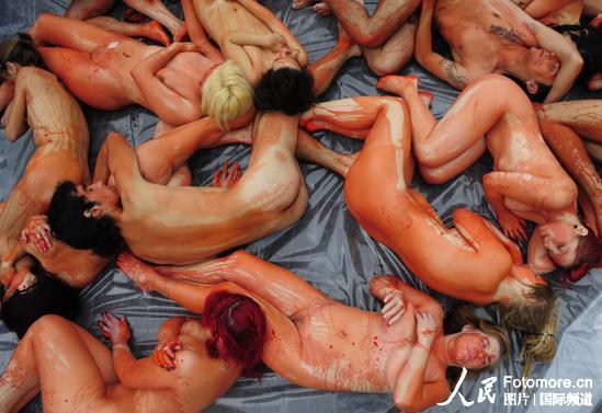 高清組圖︰西班牙動物保護主義者裸體抗議 呼吁善待動物