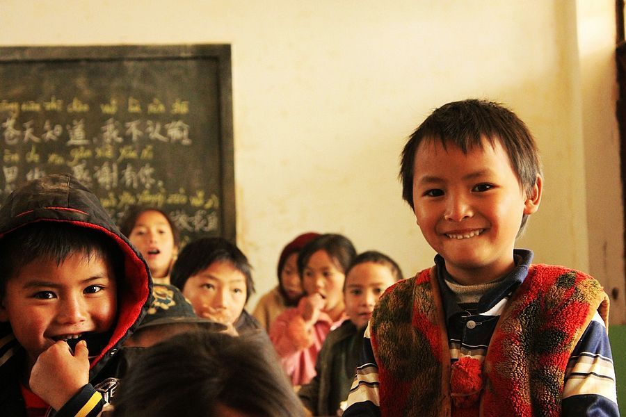 山区小朋友都有着纯真的眼睛和腼腆的笑容
