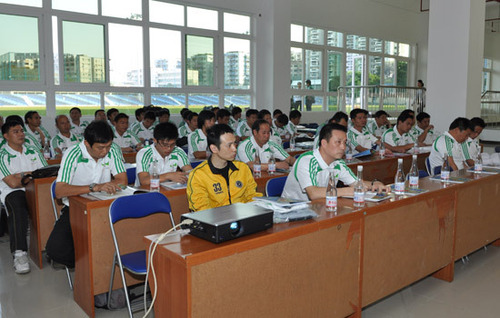 组图:广州启动校园足球节 举办教练员培训班