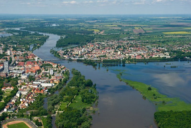 从空中拍摄的德国和波兰边界奥德河以及维斯杜拉河的洪水已经严重逼近