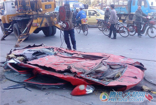 拖挂车甩尾翻车 小车被砸成一张纸_汽车频道