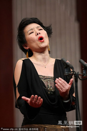 龚琳娜再现神曲《忐忑》 表情丰富动作很给力