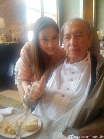 赌王最美女儿 何超莲微博 秀自拍照 _购物画报 