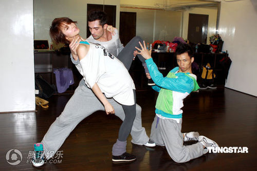 梁咏琪秀热舞全身被摸 亲吻脖子场面火辣(图)