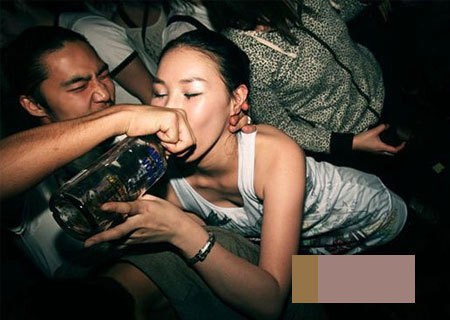 纪实组图:实拍90后夜店舞女辛酸生活_教育频道