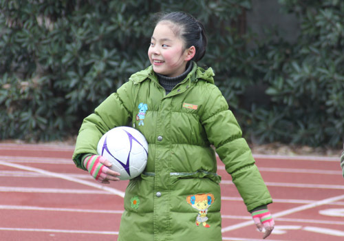 组图:盐城小学感受快乐足球 同学露灿烂笑容