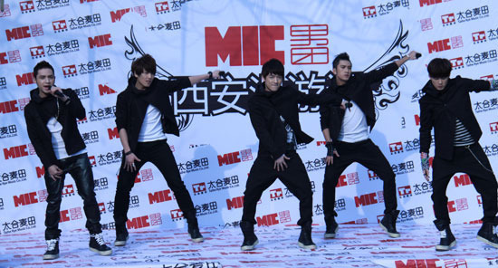 明星抢车位-MIC 西安漫游演唱会HIGHT古城