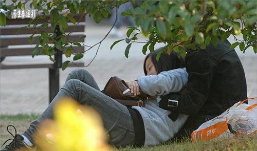 实拍公园里旁若无人的小情侣们