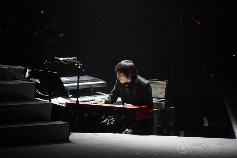 高清:莫文蔚成都秀性感美腿 造型多变似蝴蝶_