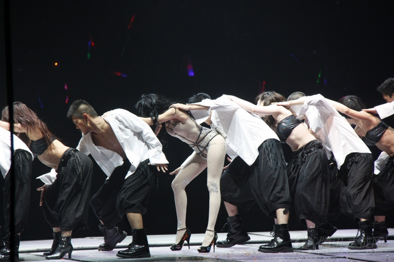 高清:莫文蔚成都秀性感美腿 造型多变似蝴蝶_娱乐图库_新闻_腾讯网