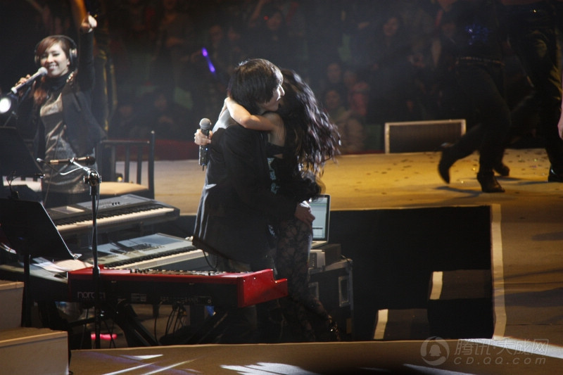 高清:莫文蔚成都秀性感美腿 造型多变似蝴蝶_