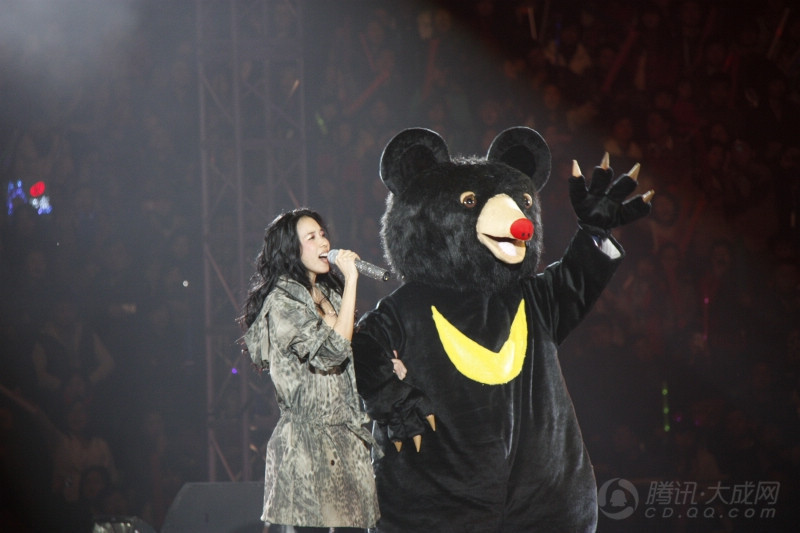 高清:莫文蔚成都秀性感美腿 造型多变似蝴蝶_