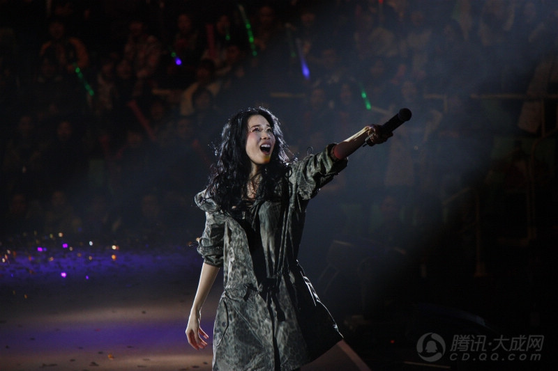 高清:莫文蔚成都秀性感美腿 造型多变似蝴蝶_