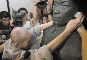 2005年7月4日上午,在上海四行仓库,杨养正老人用手抚摸谢晋元团长的