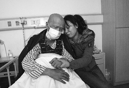 前夫患癌症她离婚当街下跪筹款只为救他(图)