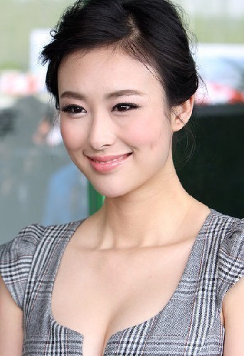 郭晶晶:     自从成了豪门准儿媳,郭晶晶的衣着打扮和行事