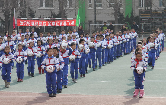 组图:东北路小学演绎足球操 700名学生参与