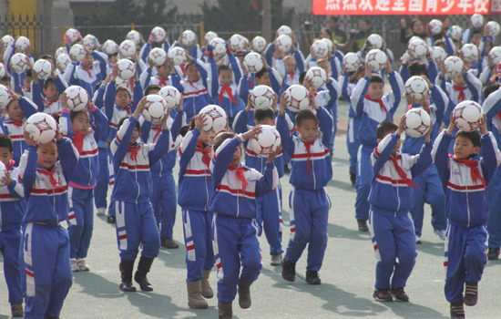 组图:东北路小学演绎足球操 700名学生参与