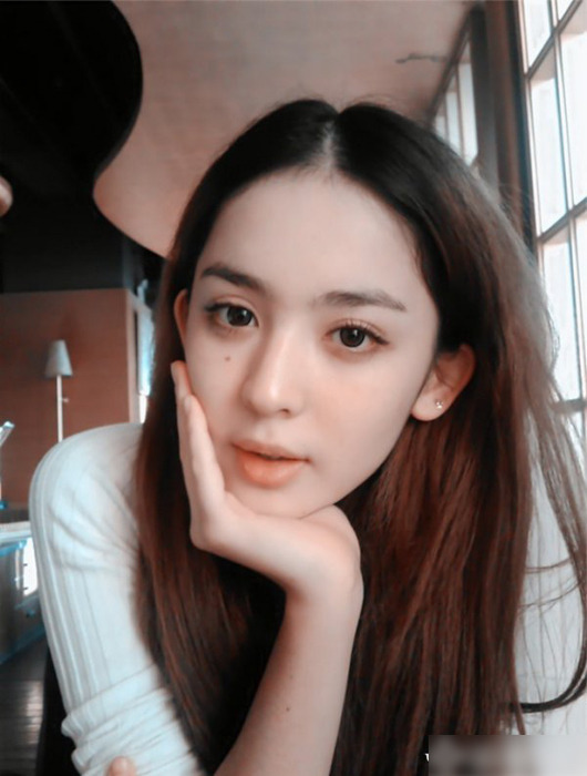 新疆大眼<em>美妞</em>娜扎<em>素颜自拍</em>超迷人 _购物画报 