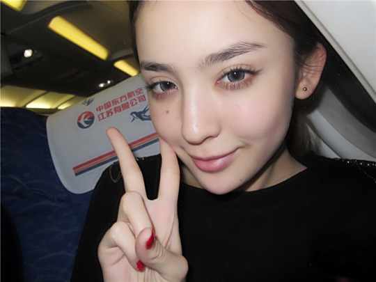 新疆大眼<em>美妞</em>娜扎<em>素颜自拍</em>超迷人 _购物画报 