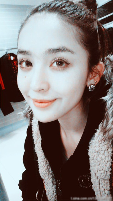 新疆大眼<em>美妞</em>娜扎<em>素颜自拍</em>超迷人 _购物画报 