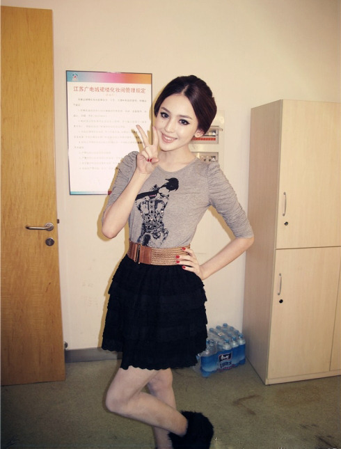 新疆大眼<em>美妞</em>娜扎<em>素颜自拍</em>超迷人 _购物画报 