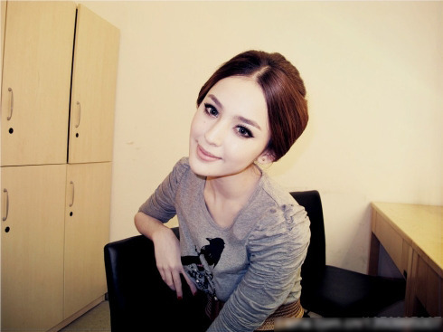 新疆大眼<em>美妞</em>娜扎<em>素颜自拍</em>超迷人 _购物画报 