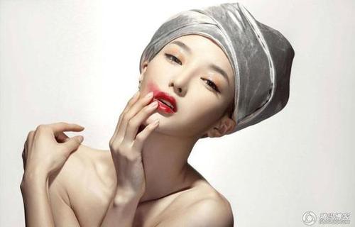 组图:房祖名绯闻女友 李颖芝拍性感篮球写真_