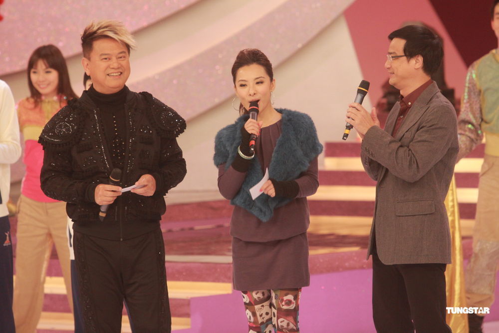 高清:刘璇香港变身主持人 打扮时尚熊猫袜出彩