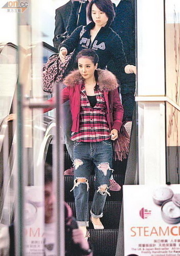 组图:蔡依林减肥后身材走样 素颜逛街显秃顶