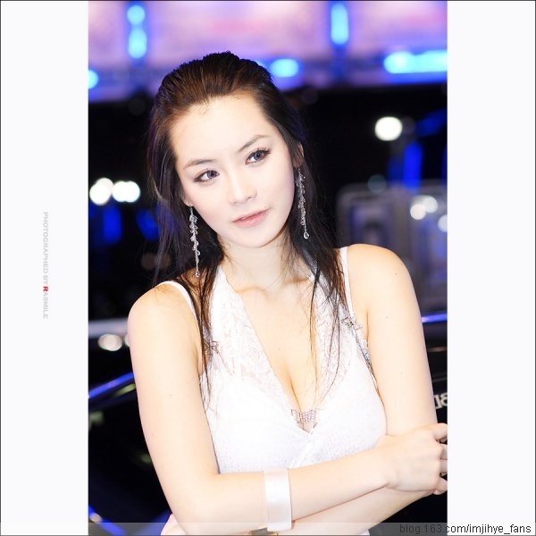 组图:韩国第一车模林智慧中国首秀