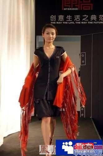 组图:美女模特上台走秀期间 裙子意外脱落_娱