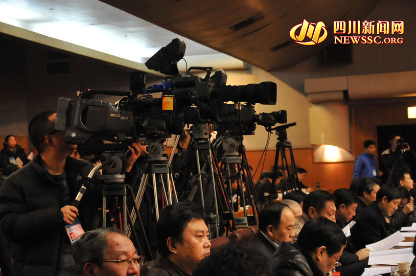 政协四川省十届第四次会议开幕 会场奏唱国歌